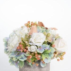 dirbtines geles su pilka vaza